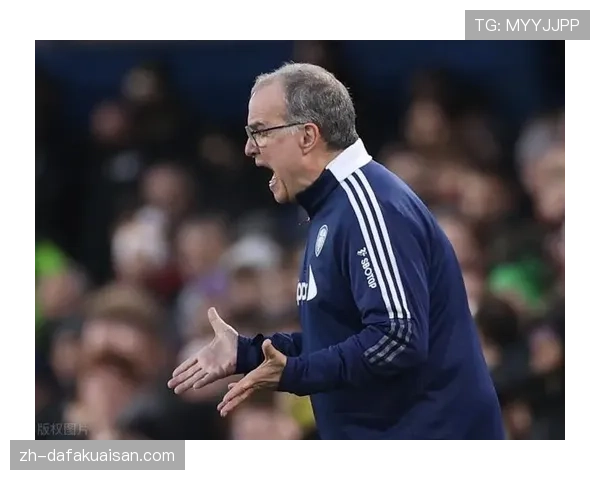 利兹联对阵布伦特福德希基禁区犯规未判 主帅马什抗议判罚染红离场